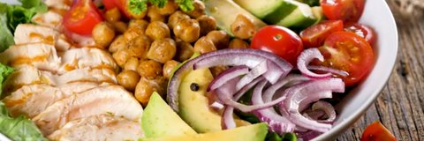 Salade met tomaat, avocado & Kip