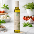 Olijfolie met rozemarijn (rosmarino) extra vierge 250 ml – Bonamini in keuken/sfeerfoto